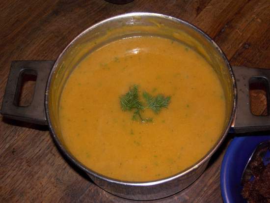 Krbis-Suppe im Topf